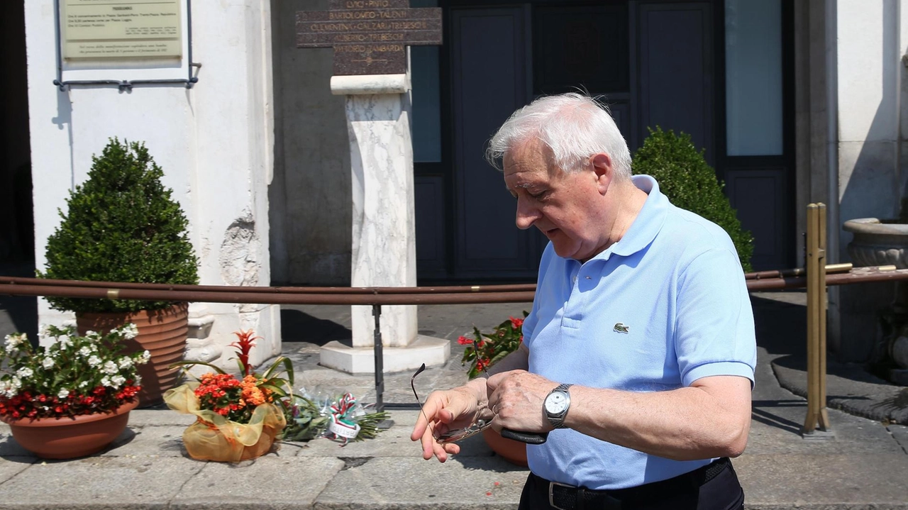 Manlio Milani presidente Casa della memoria alla stele in piazza Loggia dove scoppiò la bomba che uccise anche la moglie Manlio Milani presidente Casa della memoria alla stele in piazza Loggia dove scoppiò la bomba che uccise anche la moglie