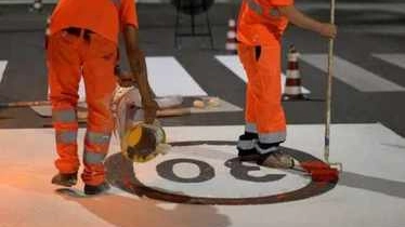 Operai preparano la segnaletica nelle nuove Zone 30 Operai preparano la segnaletica nelle nuove Zone 30