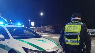 Un 16enne nordafricano ruba un'auto a Casalpusterlengo e viene fermato dalla polizia locale dopo un inseguimento. Denunciato per ricettazione, dovrà rispondere davanti al Tribunale per i Minorenni di Milano. Un 16enne nordafricano ruba un'auto a Casalpusterlengo e viene fermato dalla polizia locale dopo un inseguimento. Denunciato per ricettazione, dovrà rispondere davanti al Tribunale per i Minorenni di Milano.