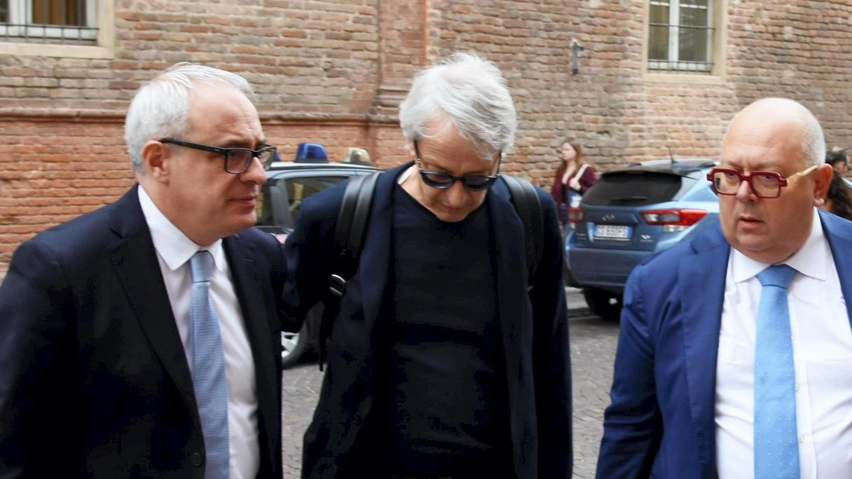 Da sinistra, Massimo Adriatici con i suoi difensori Luca Gastini e Gabriele Pipicelli ieri all’ingresso del tribunale di Pavia (Torres) Da sinistra, Massimo Adriatici con i suoi difensori Luca Gastini e Gabriele Pipicelli ieri all’ingresso del tribunale di Pavia (Torres)