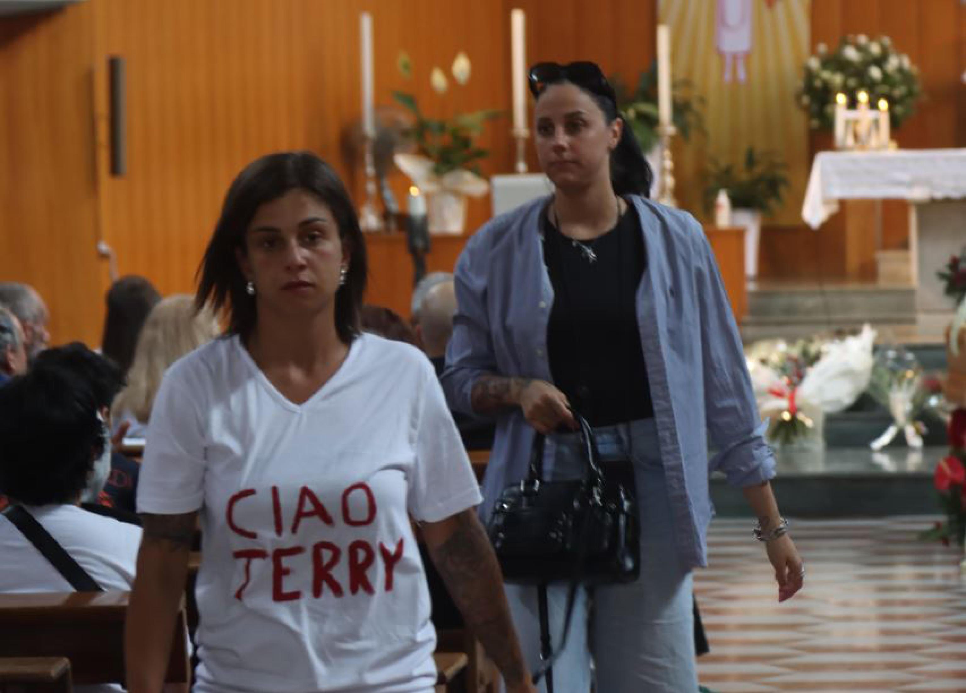 L’addio a Terry, uccisa da un quindicenne: La figlia: ai ragazzi pene come agli adulti. Sanno bene cosa fanno L’addio a Terry, uccisa da un quindicenne: La figlia: ai ragazzi pene come agli adulti. Sanno bene cosa fanno