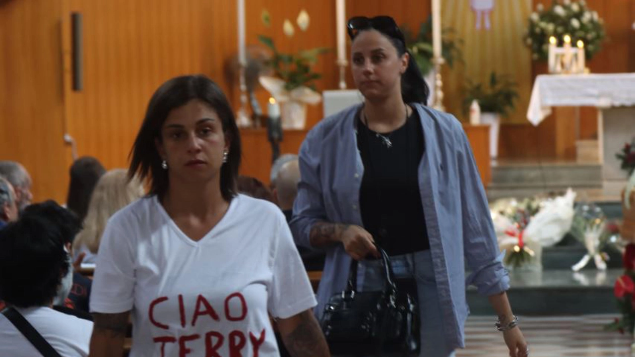 In tanti hanno risposto all'invito di Silvia Bindi a essere presenti ai funerali di sua madre Teresa Meneghetti, uccisa in casa il 14 maggio da un quindicenne che conosceva. In chiesa molti con magliette con scritto "Ciao Terry"