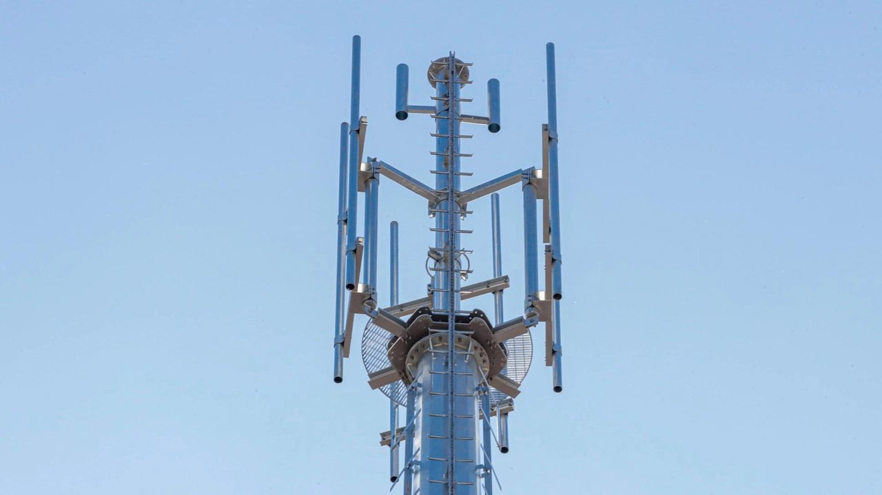 Prosegue la mobilitazione dei residenti in via Catullo, nel quartiere Sant’Edoardo, contro l’installazione di una torre 5G sul tetto di... Prosegue la mobilitazione dei residenti in via Catullo, nel quartiere Sant’Edoardo, contro l’installazione di una torre 5G sul tetto di...