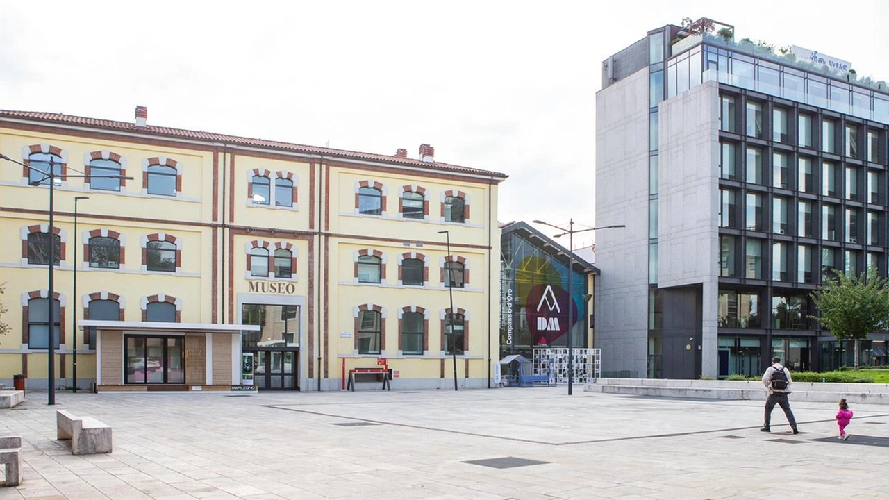 Una piccola piazza nascosta tra i palazzi, tra il cimitero Monumentale e via Paolo Sarpi. Una piazza che ha solo...