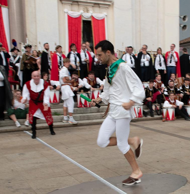 Undici contrade si sfidano al Palio degli Zoccoli Undici contrade si sfidano al Palio degli Zoccoli
