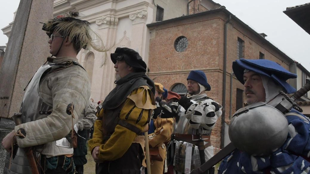Pavia, alle 14,30 il parco del castello di Mirabello ospiterà cinquecento figuranti in abiti d’epoca. Sono stati allestiti anche diversi corner e info point per poter dialogare con storici e appassionati. Pavia, alle 14,30 il parco del castello di Mirabello ospiterà cinquecento figuranti in abiti d’epoca. Sono stati allestiti anche diversi corner e info point per poter dialogare con storici e appassionati.