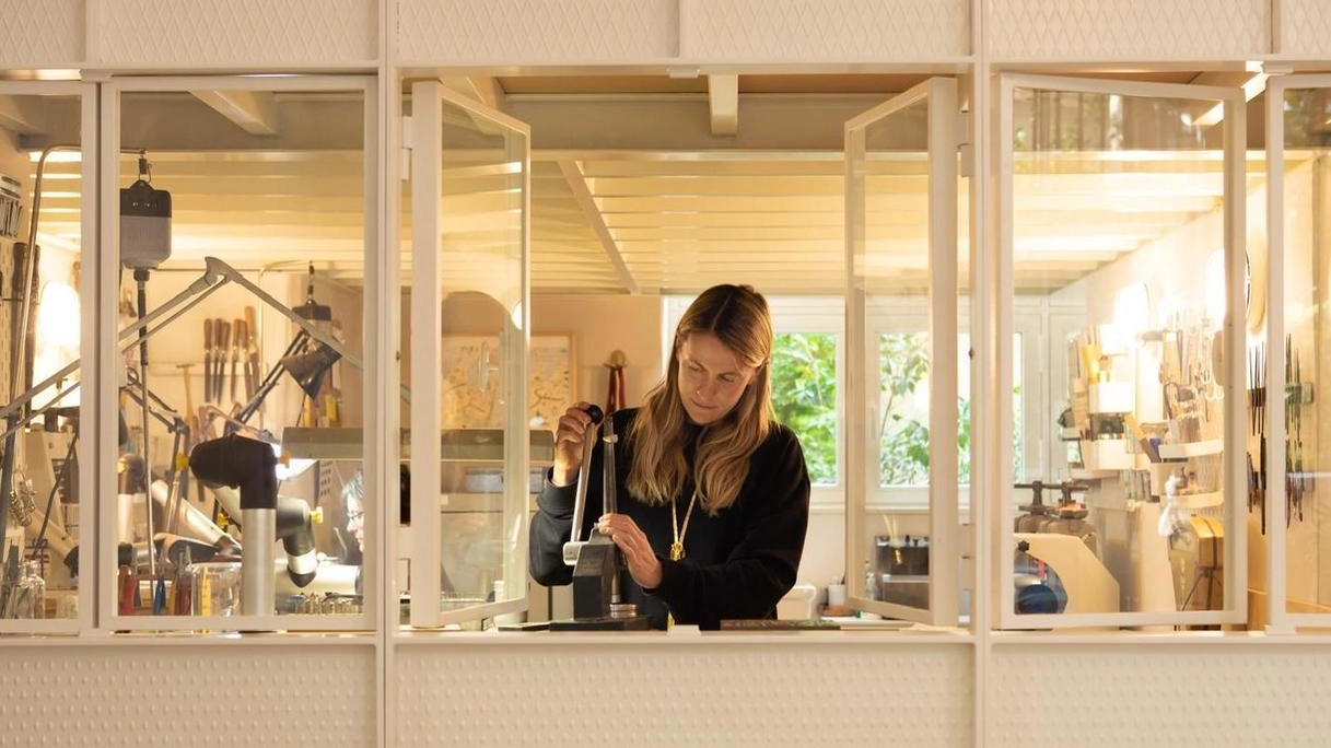 La storia di Giulia Tamburini e del suo atelier di gioielli gestito insieme al fratello "Ho riscoperto e personalizzato tecniche tradizionali, i clienti apprezzano". La storia di Giulia Tamburini e del suo atelier di gioielli gestito insieme al fratello "Ho riscoperto e personalizzato tecniche tradizionali, i clienti apprezzano".