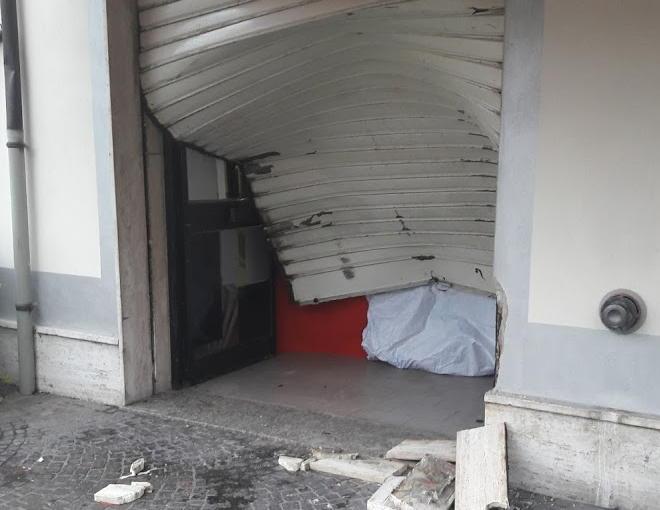 Furto al bar tabacchi di Marzano, auto usata come ariete: saracinesca sfondata. Ladri in fuga con soldi e stecche di sigarette Furto al bar tabacchi di Marzano, auto usata come ariete: saracinesca sfondata. Ladri in fuga con soldi e stecche di sigarette