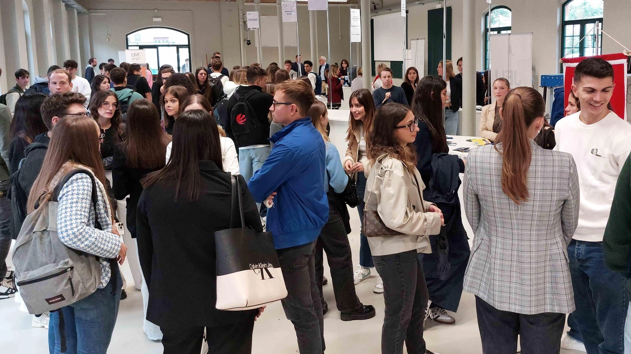 Gli ottocento iscritti hanno varcato la soglia dell’Università di Castellanza. A un anno dalla laurea occupato l’88 e il 92,6% di economisti e ingegneri. Gli ottocento iscritti hanno varcato la soglia dell’Università di Castellanza. A un anno dalla laurea occupato l’88 e il 92,6% di economisti e ingegneri.