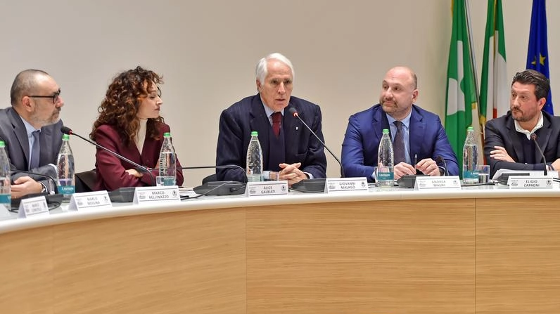 Al centro il presidente Coni Giovanni Malagò ospite ieri in città nell’incontro sulla nuova arena Al centro il presidente Coni Giovanni Malagò ospite ieri in città nell’incontro sulla nuova arena