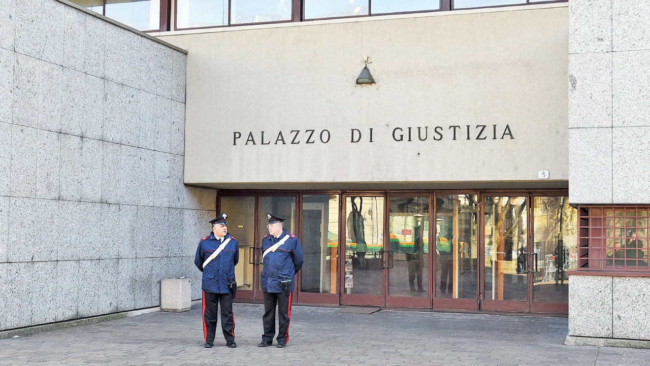Entrato in tribunale per l’udienza relativa alla lite finita con lo sfregio un giovane imprenditore straniero non è più uscito perché gli è stata notificata un’ordinanza di carcerazione pendente Entrato in tribunale per l’udienza relativa alla lite finita con lo sfregio un giovane imprenditore straniero non è più uscito perché gli è stata notificata un’ordinanza di carcerazione pendente
