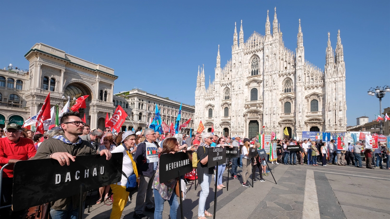 25 aprile, corteo in piazza Duomo (foto archivio)