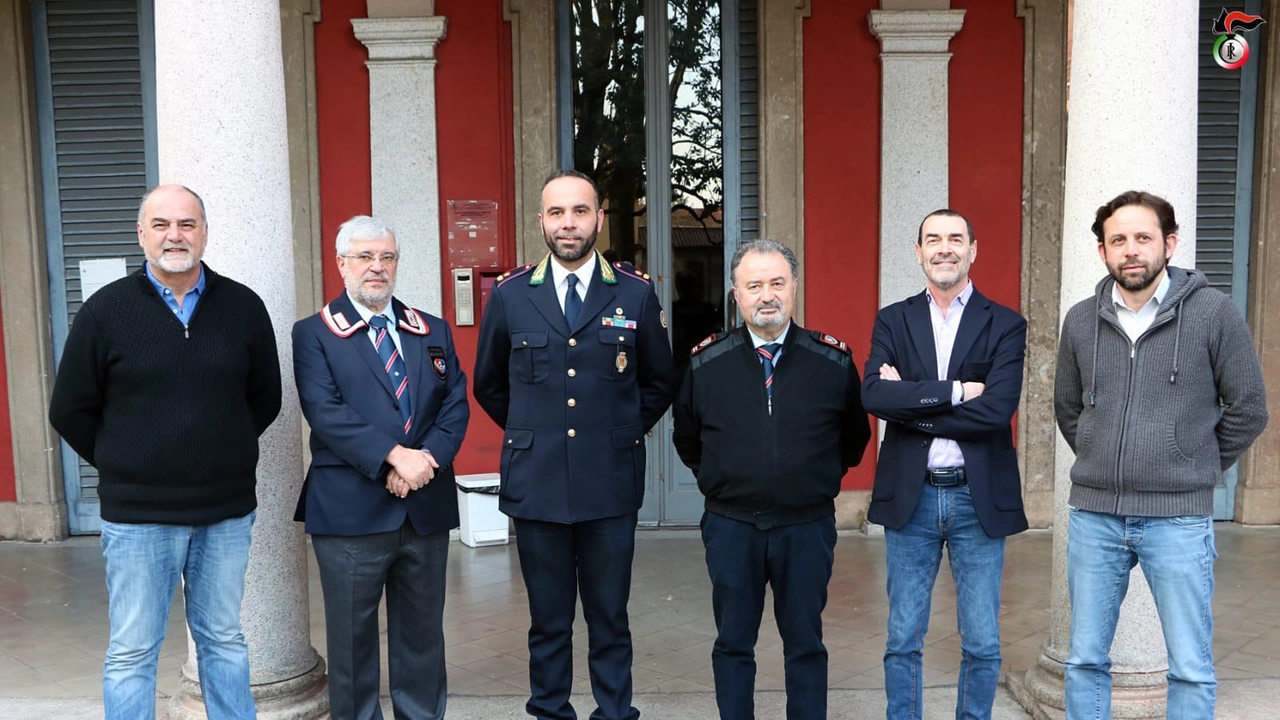 I sindaci dell’Unione dei Comuni Angelo Caterina, Lorenzo Fucci e Michele Avola con il comandante della polizia locale Salvatore Guzzardo e i membri dell’Associazione carabinieri I sindaci dell’Unione dei Comuni Angelo Caterina, Lorenzo Fucci e Michele Avola con il comandante della polizia locale Salvatore Guzzardo e i membri dell’Associazione carabinieri