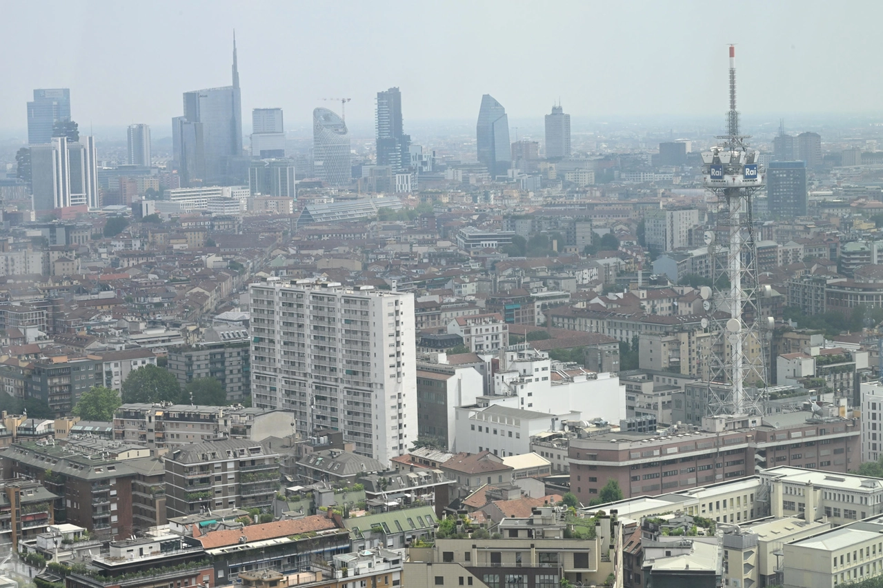 Una veduta panoramica dello skyline di Milano: i giovani acquirenti di case preferiscono le zone periferiche