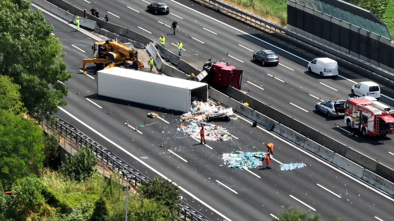 L’autoarticolato che viaggiava in direzione Torino si è ribaltato all’altezza di Agrate Brianza, disperdendo la merce trasportata sulla carreggiata L’autoarticolato che viaggiava in direzione Torino si è ribaltato all’altezza di Agrate Brianza, disperdendo la merce trasportata sulla carreggiata
