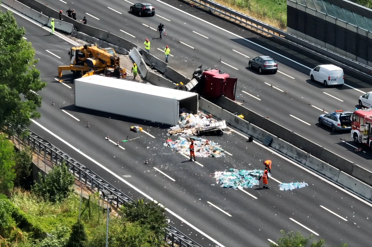 L’autoarticolato che viaggiava in direzione Torino si è ribaltato all’altezza di Agrate Brianza, disperdendo la merce trasportata sulla carreggiata