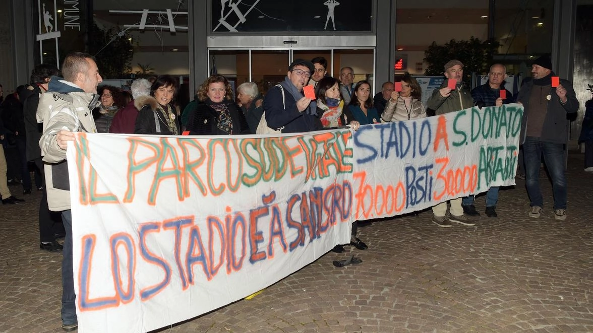 Dopo la virata su Milano il Comune sospende l’accordo di programma per la costruzione dell’impianto. Il sindaco Squeri: società intenzionata a realizzare nell’area un polo sportivo. Curci: persi tempo e risorse.