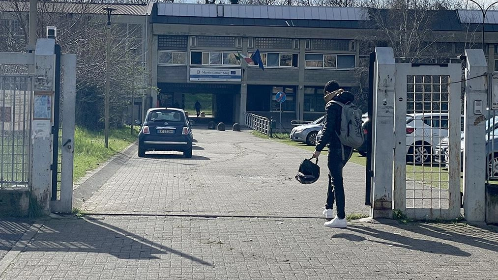 In Provincia l’incontro risolutivo: prorogato il contratto con la parrocchia Santi Pietro e Paolo. Nelle ultime settimane l’ipotesi di trasferimento di alcune sezioni a Nova aveva scatenato il caos.
