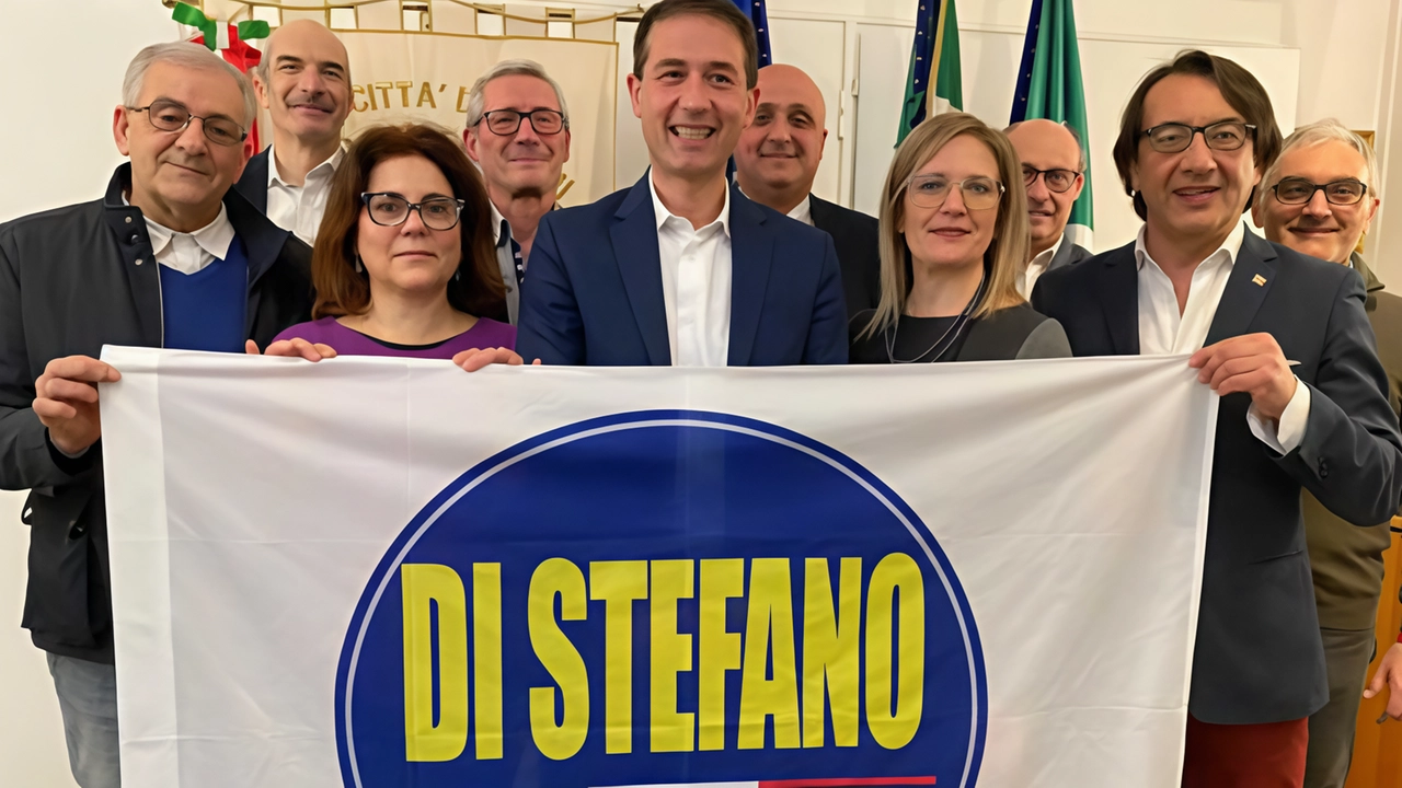 Il sindaco Di Stefano con Alessandra Aiosa (a sinistra) e Roberta Pizzochera (a destra) Il sindaco Di Stefano con Alessandra Aiosa (a sinistra) e Roberta Pizzochera (a destra)