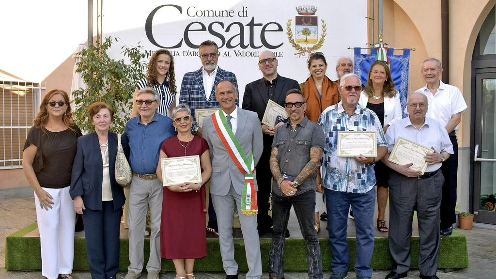 La consegna delle benemerenze civiche assegnate ai cittadini che si sono distinti per il loro impegno, e alle attività economiche e commerciali. Premiata anche la Croce Viola che quest’anno festeggia i quarant’anni anni di attività