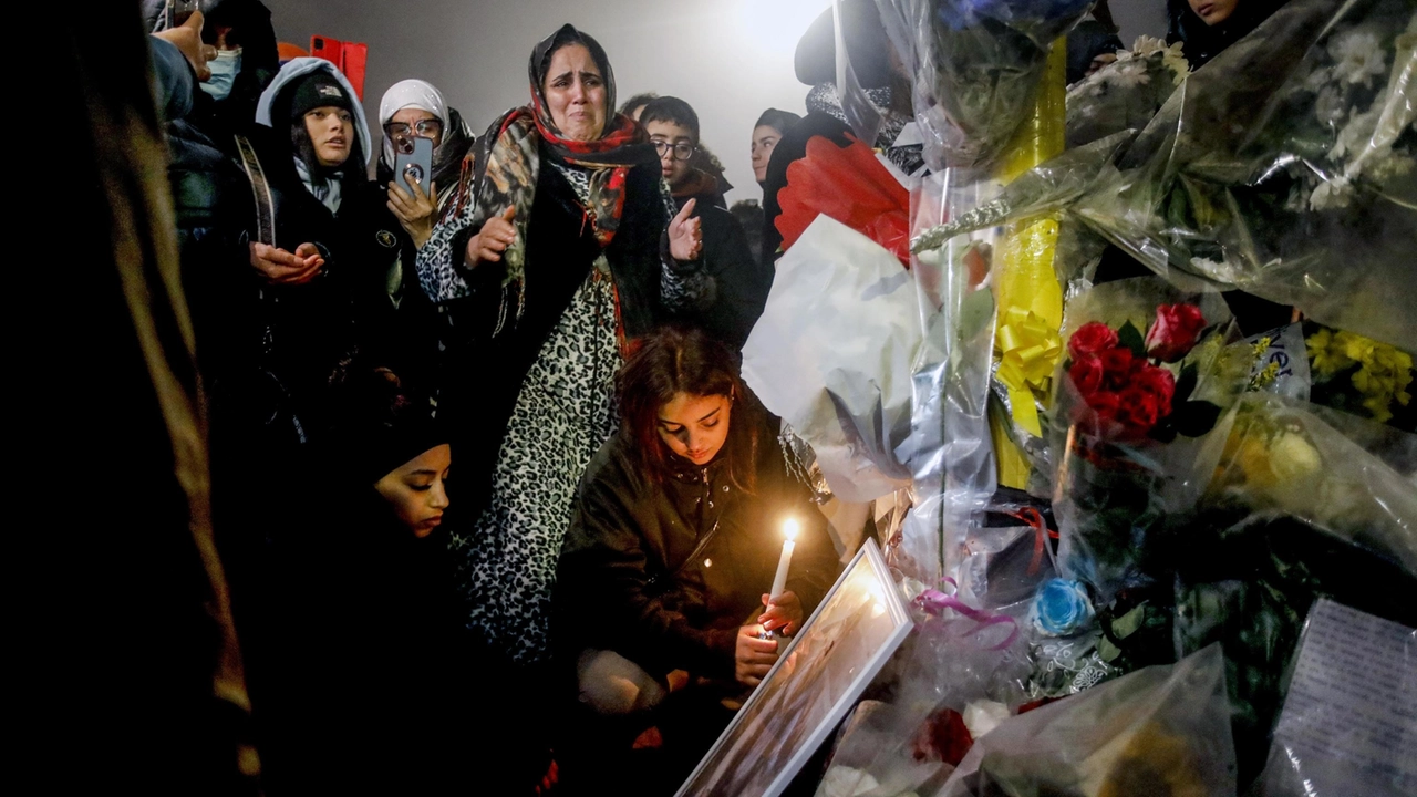 Momento di commemorazione di famiglia e amici per Ramy Elgaml, morto a 19 anni all’incrocio tra via Ripamonti e Quaranta Momento di commemorazione di famiglia e amici per Ramy Elgaml, morto a 19 anni all’incrocio tra via Ripamonti e Quaranta