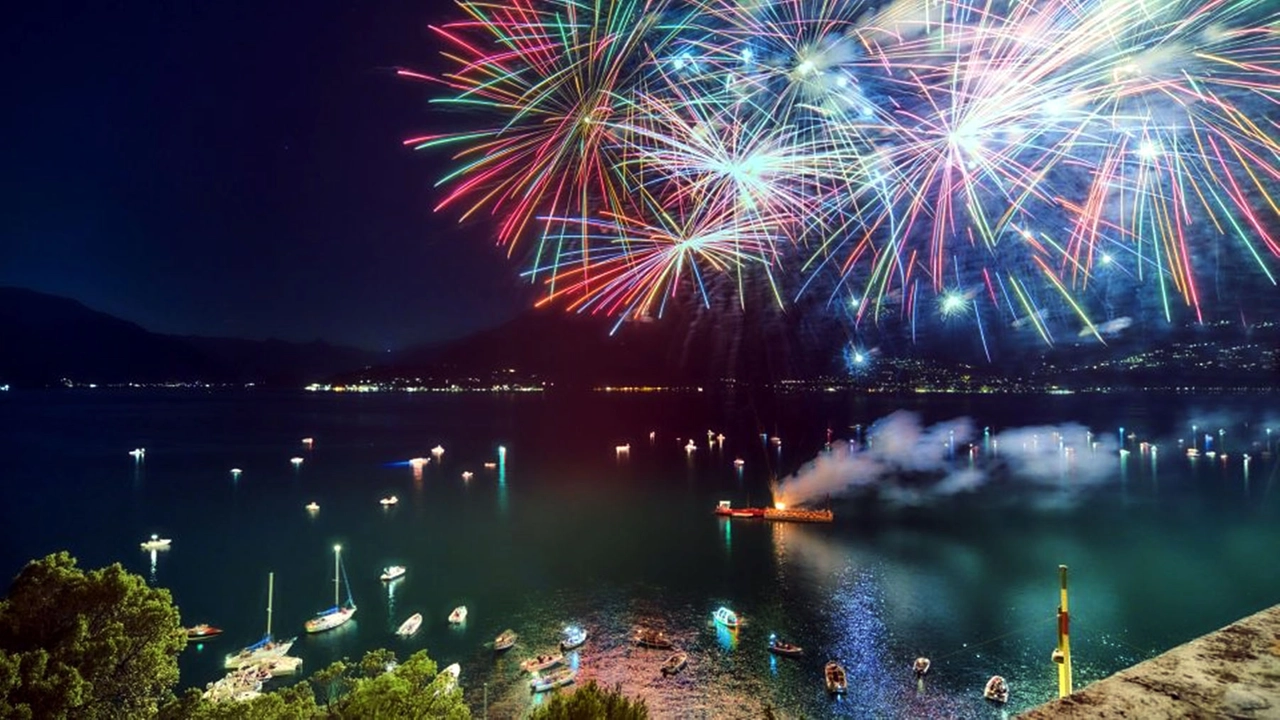I fuochi d’artificio sono una delle attrazioni più attese in estate a Varenna ma quest’anno non sarà possibile mantenere lo spettacolo per motivi di sicurezza I fuochi d’artificio sono una delle attrazioni più attese in estate a Varenna ma quest’anno non sarà possibile mantenere lo spettacolo per motivi di sicurezza