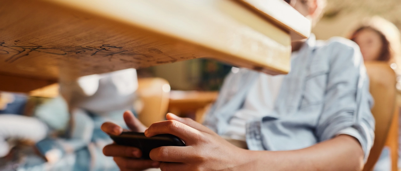Cellulari vietati a scuola: “Il digiuno da smartphone? Un’occasione per riscoprire altre forme di apprendimento e contatto sociale”
