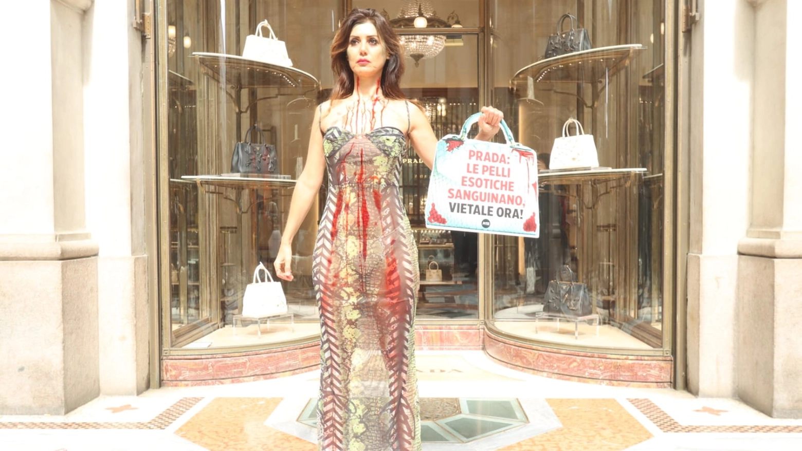 La protesta di Daniela Martani davanti al negozio di Prada in Galleria Vittorio Emanuele (Foto Salmoirago)