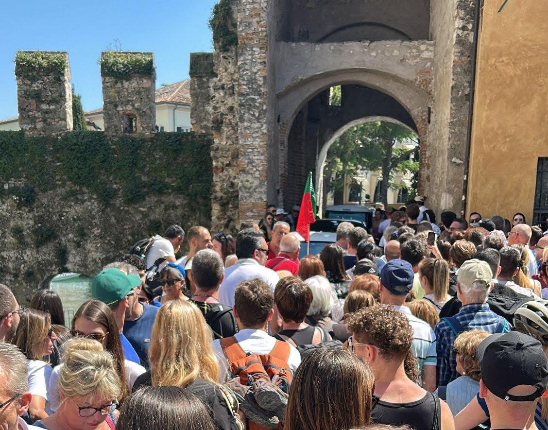 Il dilemma di Sirmione, la perla del Garda magnificata da Catullo e soffocata dai turisti: “Ticket e numero chiuso come a Venezia” Il dilemma di Sirmione, la perla del Garda magnificata da Catullo e soffocata dai turisti: “Ticket e numero chiuso come a Venezia”