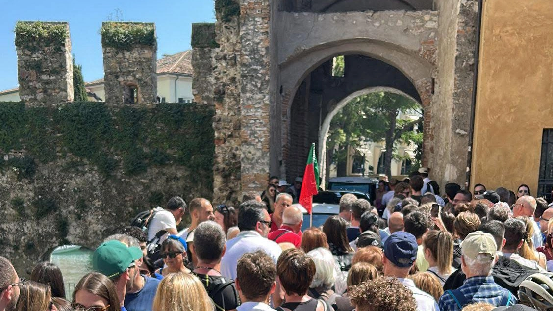 La folla dei turisti a Sirmione nel ponte del primo maggio La folla dei turisti a Sirmione nel ponte del primo maggio