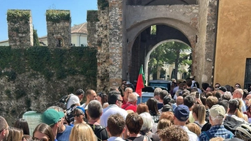 Il dilemma di Sirmione, la perla del Garda magnificata da Catullo e soffocata dai turisti: “Ticket e numero chiuso come a Venezia”