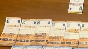 Le banconote i blister di monete il disturbatore di frequenze il cacciavite e l’oggetto frangivetro recuperati dai militari Le banconote i blister di monete il disturbatore di frequenze il cacciavite e l’oggetto frangivetro recuperati dai militari