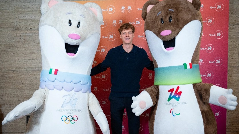 Il numero 1 del tennis mondiale Sinner in posa con le mascotte delle prossime Olimpiadi Invernali