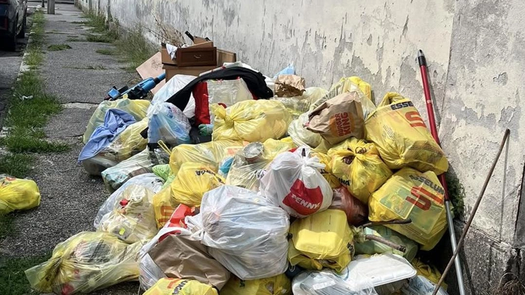 I rifiuti abbandonati in via Campanella: la segnalazione del consigliere Piffer
