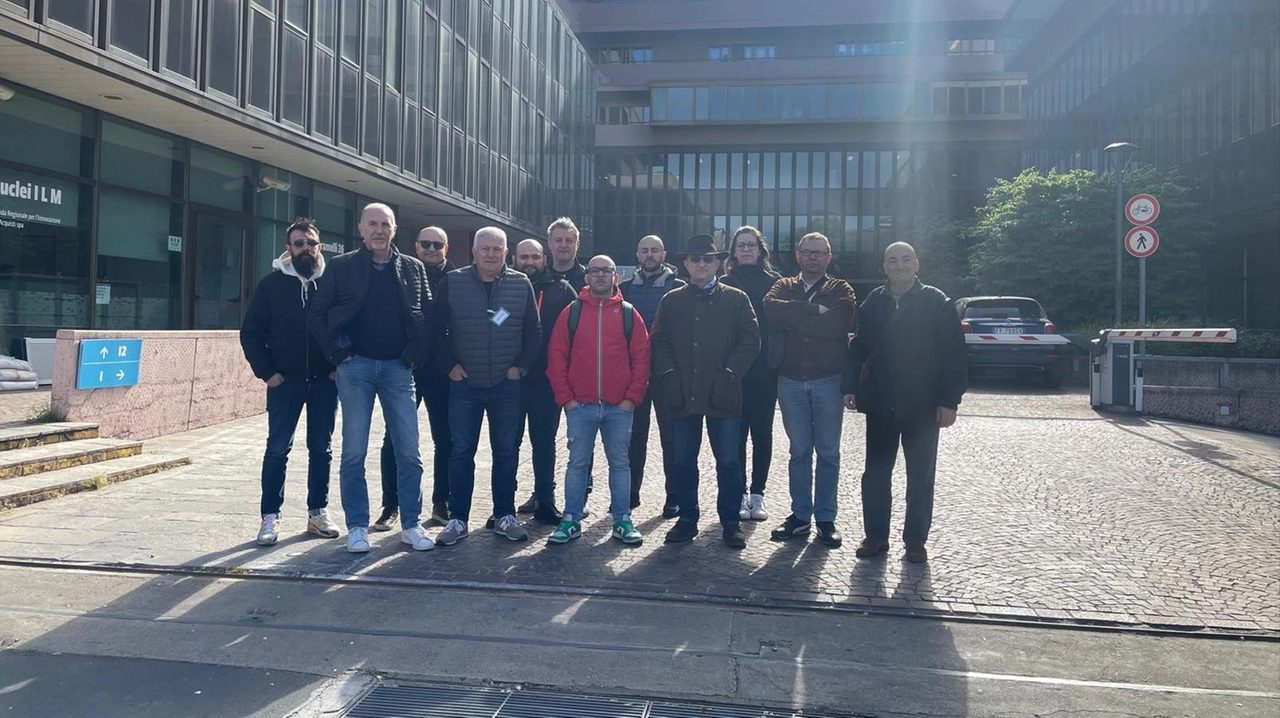 I lavoratori della Flexotecnica ieri mattina in presidio sotto la sede della Regione Lombardia