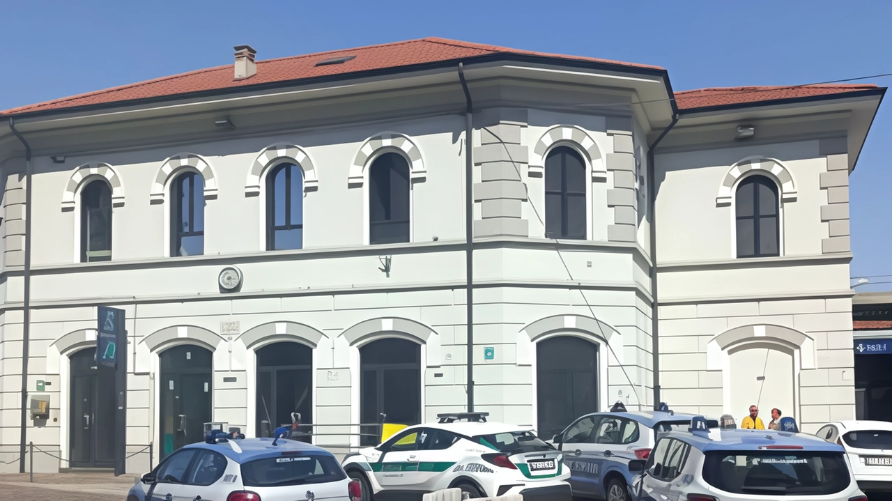 Controlli straordinari, con agenti della polizia di Stato e della polizia locale di Seveso, nonché equipaggi del Reparto Prevenzione Crimine... Controlli straordinari, con agenti della polizia di Stato e della polizia locale di Seveso, nonché equipaggi del Reparto Prevenzione Crimine...