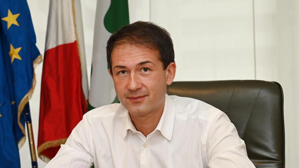 Il sindaco di Sesto San Giovanni Roberto Di Stefano ha inaugurato il nuovo sportello Il sindaco di Sesto San Giovanni Roberto Di Stefano ha inaugurato il nuovo sportello