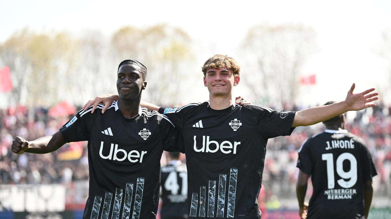 Assane Diao festeggia la rete dell’1-2 con l’altro talento del Como, Nicolas Paz, in uno stadio semi-deserto