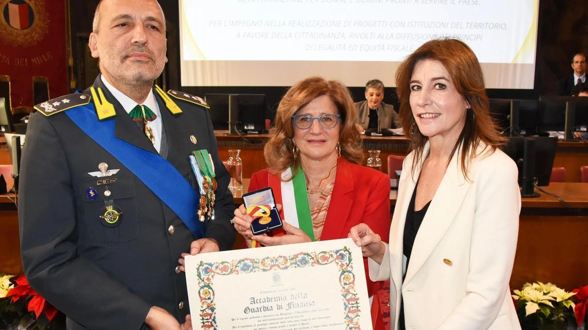 Il generale Cosimo Di Gesù ha ricevuto la pergamena dalla sindaca Elena Carnevali e da Romina Russo presidente del Consiglio comunale Il generale Cosimo Di Gesù ha ricevuto la pergamena dalla sindaca Elena Carnevali e da Romina Russo presidente del Consiglio comunale