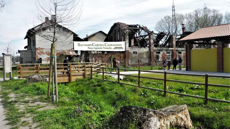 Sopra, un evento organizzato in passato nel cortile della Cascina Campazzino A sinistra, uno scorcio esterno della struttura, in stato di abbandono dal 2003