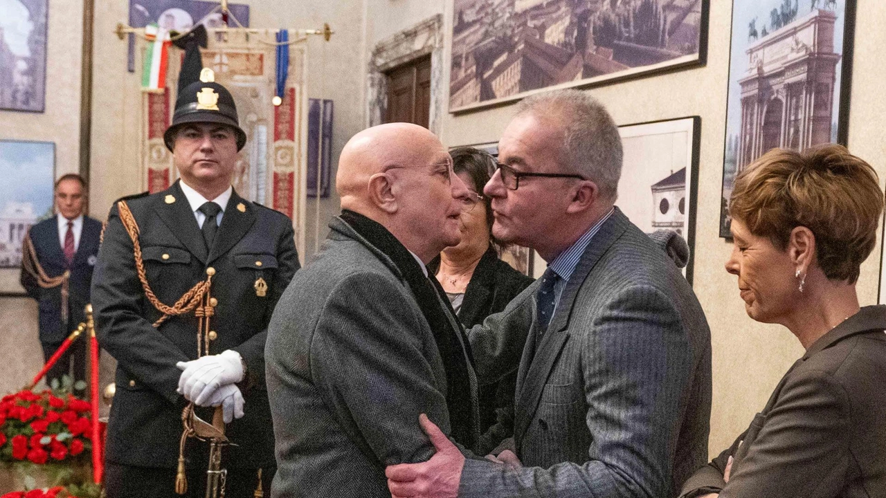 Milano saluta l'ex sindaco Paolo Pillitteri con un lutto cittadino. Presenti politici e cittadini per l'ultimo addio. Milano saluta l'ex sindaco Paolo Pillitteri con un lutto cittadino. Presenti politici e cittadini per l'ultimo addio.