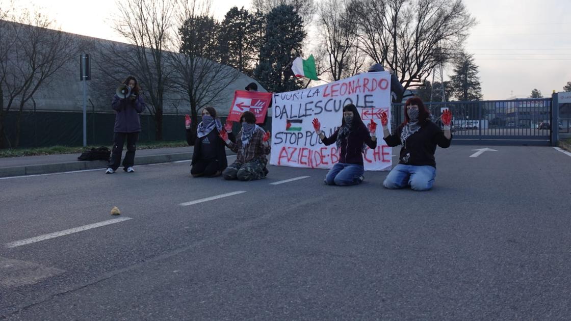 Presidio degli studenti di Busto Arsizio ai cancelli della Leonardo di Nerviano: “La nostra lotta contro le guerre e l’industria bellica” da ilgiorno.it Presidio degli studenti di Busto Arsizio ai cancelli della Leonardo di Nerviano: “La nostra lotta contro le guerre e l’industria bellica”