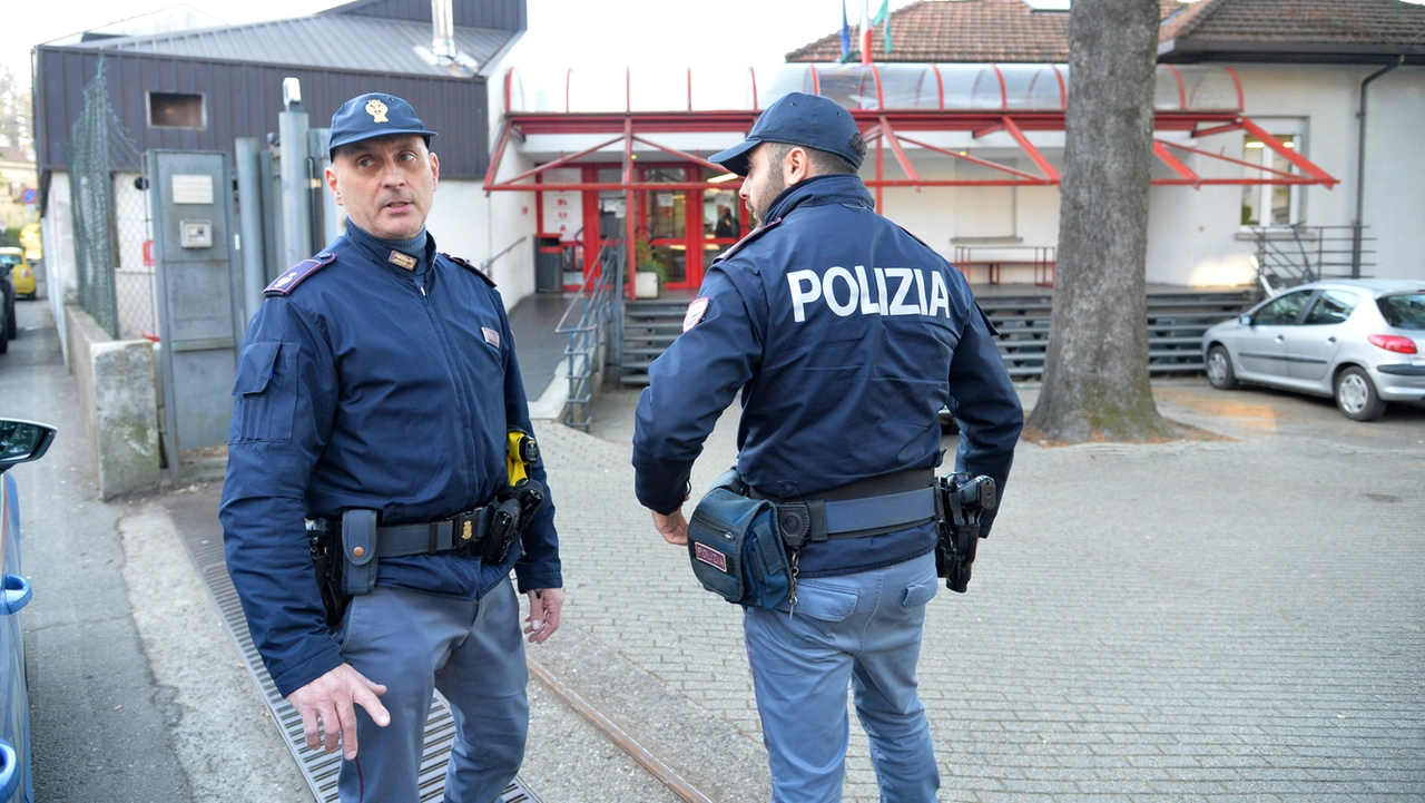 La polizia davanti all'Istituto Enaip di Varese, dove la docente Sara Campiglio è stata accoltellata da uno studente il 5 febbraio 2024 La polizia davanti all'Istituto Enaip di Varese, dove la docente Sara Campiglio è stata accoltellata da uno studente il 5 febbraio 2024