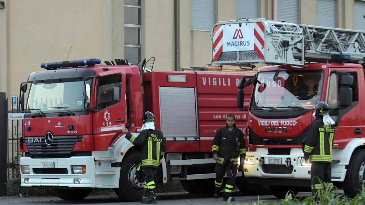 Sul posto anche i vigili del fuoco per verificare che non ci fossero altri problemi all’interno della fabbrica Sul posto anche i vigili del fuoco per verificare che non ci fossero altri problemi all’interno della fabbrica