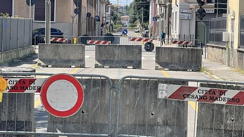 Chiuso a marzo per rischio crolli, verrà rifatto in via Duca d’Aosta dalla Cosmet di Clusone. Le balaustre saranno rimosse, restaurate e riposizionate sotto l’occhio della Soprintendenza. Chiuso a marzo per rischio crolli, verrà rifatto in via Duca d’Aosta dalla Cosmet di Clusone. Le balaustre saranno rimosse, restaurate e riposizionate sotto l’occhio della Soprintendenza.