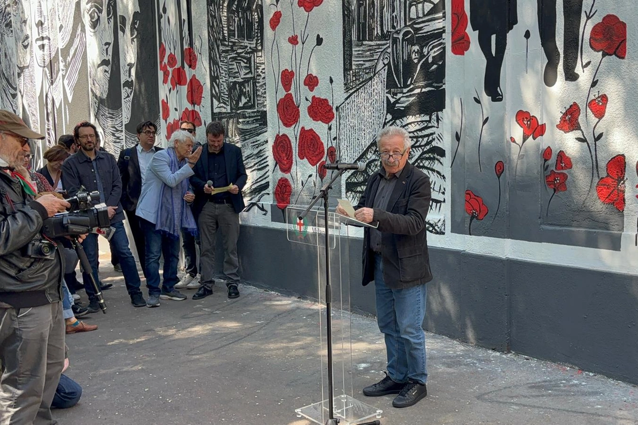 La cerimonia d'inaugurazione del murale in piazza Occhialini,  alla presenza fra gli altri del vicesindaco Anna Scavuzzo, di Elena Buscemi, presidente del Consiglio Comunale, di Caterina Antola, presidente del Municipio 3,  e di Primo Minelli, presidente provinciale dell'Anpi