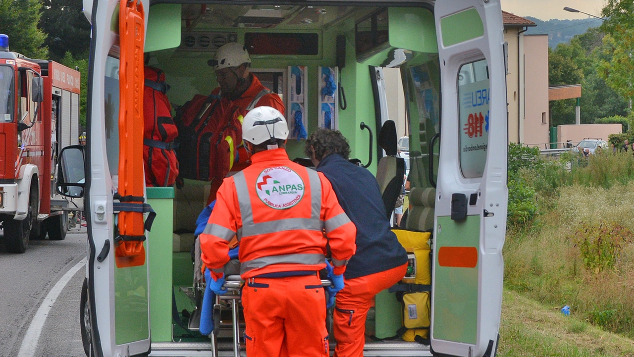 Sul posto anche l'ambulanza (Archivio) Sul posto anche l'ambulanza (Archivio)