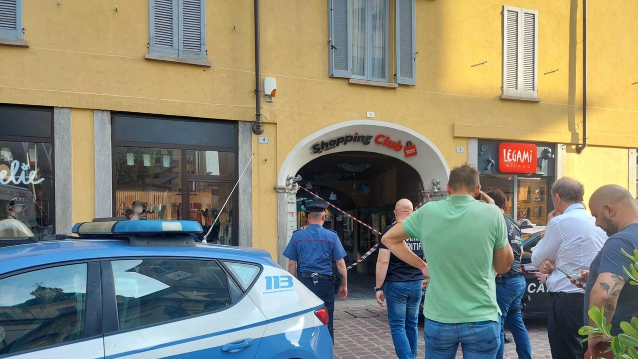 È accaduto nel centro di Busto Arsizio. Indaga la polizia È accaduto nel centro di Busto Arsizio. Indaga la polizia
