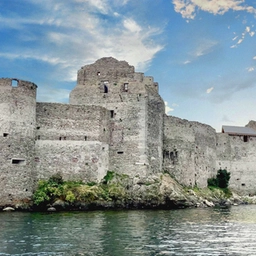 Lago Maggiore, la nuova vita dei Castelli di Cannero: riapertura come museo multimediale di Terre Borromeo