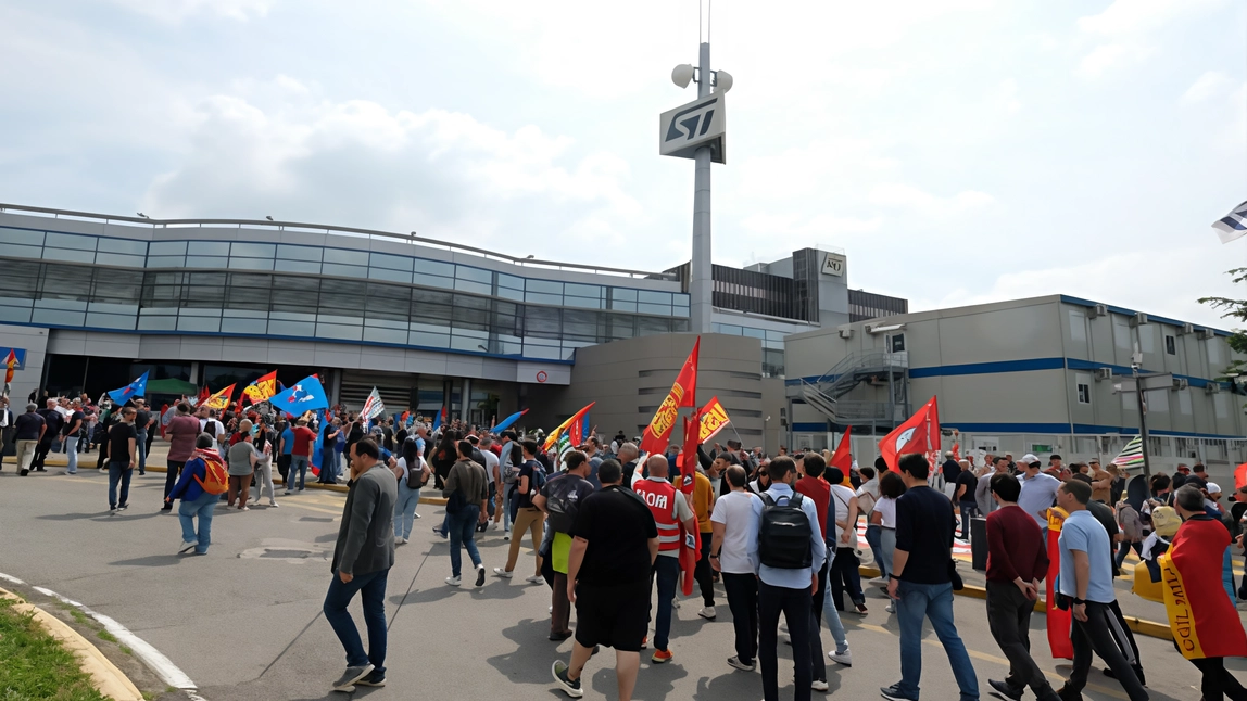 Il corteo di protesta dei lavoratori della St di Agrate: la battaglia è stata serrata